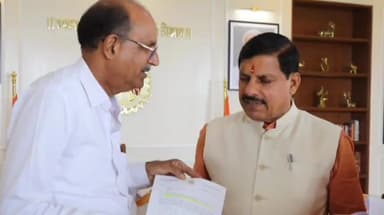 मंदसौर: विधानसभा क्षेत्र के 9 सड़कों के निर्माण का पूर्व विधायक यशपाल सिंह सिसोदिया ने सीएम को सौप मांग पत्र भोपाल में