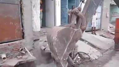 एत्मादपुर: नगला किशनलाल में नगर आयुक्त के निर्देश पर चला अतिक्रमण हटाओ अभियान, नालियों पर बने पक्के रेंम्पों को किया ध्वस्त।