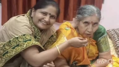 आगरा: दयालबाग स्थित भाजपा महिला कार्यकर्ती मंजू सिंह राठौड़ के निवास पर पहुंची प्रधानमंत्री नरेंद्र मोदी की पत्नी जसोदाबेन