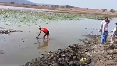 पवई: प्रदेश शासन की आवाहन पर पवई विधायक पहलाद लोधी हाथों में फावड़ा तसला लेकर पहुंचे तालाब लोगों के साथ की साफ सफाई