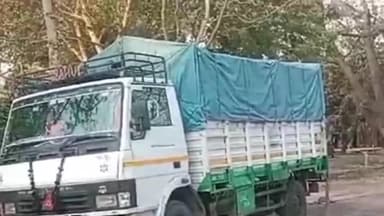 एत्मादपुर: मंडी समिति के समीप से गरीबों को दिए जाने वाले राशन को कालाबाजारी के लिए भरकर ले जा रहे एक कैंटर को पुलिस ने पकड़ा