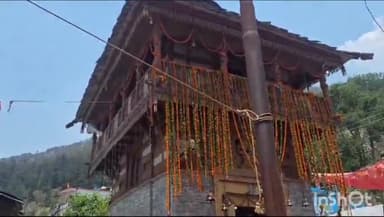 राजगढ़ी: धरने पर बैठे आंदोलकारी आज बाबा बौखनाग के मुख्य मंदिर भाटिया गांव में अर्जी लगाने पहुंचे,पेयजल स्वीकृति की गुहार लगाई