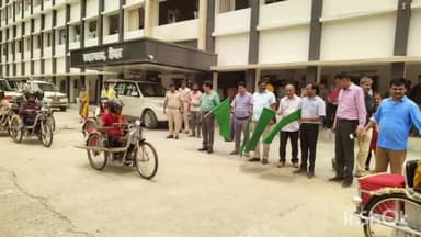 शिवहर: समाहरणालय में डीएम और एसपी ने बैटरी चलित ट्राई साइकिल का किया वितरण