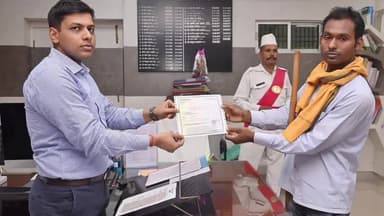 बक्सर: बक्सर कार्यालय कक्ष में डीएम ने विवाह प्रोत्साहन योजना के तहत 1-1 लाख का दिया प्रोत्साहन राशी