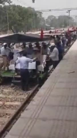 चनपटिया: पूजा-अर्चना के साथ नवनिर्मित रेल दोहरीकरण का स्पीड ट्रायल,चनपटिया में ट्रेन का संचालन कर गति का हुआ परीक्षण