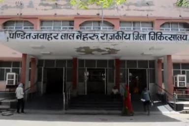 नागौर: रोल टोल नाके के पास लोडिंग वाहन व ट्रैक्टर-ट्रॉली की टक्कर से दो लोग हुए घायल, जेएलएन अस्पताल में करवाया भर्ती