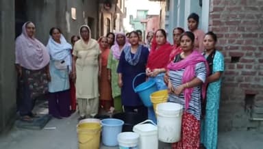 ਪਠਾਨਕੋਟ: ਵਾਰਡ ਨੰਬਰ 23 ਦੇ ਲੋਕਾਂ ਨੇ ਪਾਣੀ ਨਾ ਆਉਣ ਦੀ ਸਮੱਸਿਆ ਤੋਂ ਦੁਖੀ ਪਾਰਸ਼ਦ ਦੇ ਖਿਲਾਫ ਰੋਸ ਪ੍ਰਦਰਸ਼ਨ