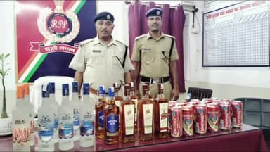 बक्सर: बक्सर रेलवे स्टेशन पर ट्रेन से 33 बोतल शराब बरामद, आरपीएफ कर रही जांच