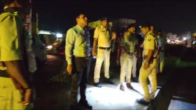 बक्सर: डीएम के नेतृत्व में जिले के मुख्य सड़कों पर ओवरलोडिंग के खिलाफ चला अभियान, 18 ट्रक जब्त, 55,28,291 रुपए वसूला जुर्माना