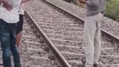 घाटमपुर: वीरपुर गांव स्थित रेलवे लाइन में ट्रेन से कटकर युवक की हुई मौत,पुलिस ने शव को भेजा पोस्टमार्टम हाउस