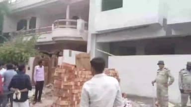 एत्मादपुर: थाना एत्माद्दौला क्षेत्र के ट्रांस यमुना फेस 2 में अवैध रूप से निर्माण किये जा रहे तीन मकानों को एडीए ने किया सील