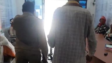 अकोढ़ी गोला: उत्पाद विभाग के पुलिस ने अकोढीगोला बाजार से अवैध शराब के साथ एक शराब धंधेबाज को किया गिरफ्तार