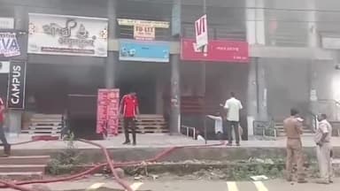 हुज़ूर: भोपाल के मानसरोवर कॉम्प्लेक्स में लगी आग,फायर ब्रिगेड की टीम आग पर काबू पाने में जुटी