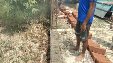 कसिया: बलडीहा में शरारती तत्वों ने गिराई निर्माणाधीन दीवार, वादी ने लेखपाल पर लगाए पक्षपात का आरोप।