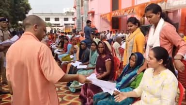 गोरखपुर: गोरखनाथ मंदिर में आए हुए फरियादियों की मुख्यमंत्री ने सुनी फरियाद