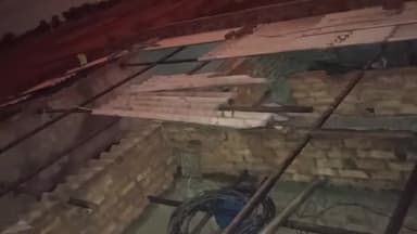 कांके: रांची के पिठौरिया में अचानक आई तेज अंधी से एक घर का छत उड़ गया, बाल बाल बचे लोग