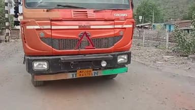 मेहगांव गेट में अज्ञात टेलर के खड़े होने में लगा लगभग 3 किलोमीटर में जाम ड्राइवर कंडक्टर का कोई पता नहीं
