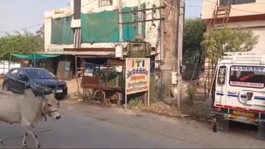 पीपलदा: इटावा कस्बे में कोटा मार्ग पर बिजली के तारो में स्पार्किंग से दुकान के बाहर लगी आग हादसा टला