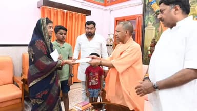 गोरखपुर: कुवैत अग्नि कांड और जम्मू के आतंकी हमले से पीड़ित परिवार को मुख्यमंत्री ने गोरखनाथ मंदिर में सौंपा सहायता राशि