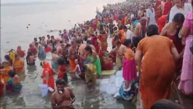 बक्सर: गंगा दशहरा के अवसर बक्सर में गंगा स्नान को उमड़े श्रद्धालु,  लाखो श्रद्धालुओं ने लगाई आस्था की डुबकी