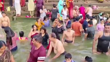 काशी में गंगा दशहरा पर बड़ी संख्या में लोगों ने गंगा में किया स्नान, की पूजा अर्चना