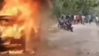 कांके: रांची के नामकुम थाना क्षेत्र में बकरी चोरी कर भाग रहे चोरों की कार पेड़ से टकराई, कार में लगी आग