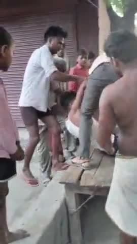 बदायूं: ललोमई गांव में ब्याज के पैसे को लेकर हुए विवाद में एक युवक को मारपीट कर किया गया घायल, वीडियो हुआ वायरल