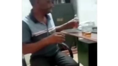 एत्मादपुर: रामबाग में एएसआई ऑफिस में उद्यान  विभाग कर्मचारी का शराब पीते वीडियो आया सामने