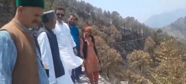 शिमला ग्रामीण: लोक निर्माण मंत्री विक्रमादित्य सिंह ने करयाली में आगजनी से प्रभावितों से मिलकर जाना कुशलक्षेम