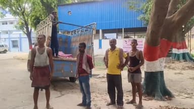 बिहार: बिदुपुर गांव में करंट की चपेट में आने से एक युवक की हुई मौत, शव को पोस्टमार्टम के लिए लाया गया सदर अस्पताल।