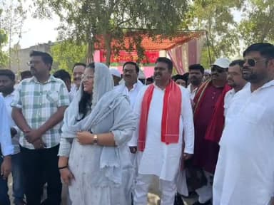 शाहजहांपुर: सपाइयों ने ईदगाह पर कैंप लगाकर एक दूसरे से गले मिलकर बकरीद पर मुबारकबाद पेश की