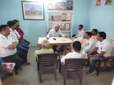 शाहजहांपुर: भाजपा विधायक ने अपने चिनौर स्थित कार्यालय पर की जनसुनवाई, समस्याओं का कराया निस्तारण