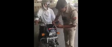 आगरा की ट्रैफिक पुलिस ने चलाया अभियान, अभियान के तहत वाहनों के ऊपर लिखे पद और स्टिकर्स को हटाया गया