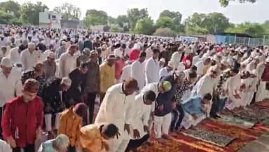 मंदसौर: भाई चारे की दुआ के साथ मनी ईदःमुस्लिम समाजजनों ने 1 दूसरे को गले लगाकर दी मुबारकबाद मंदसौर खानपुरा ईदगाह पर