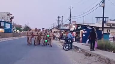 करछना: रामपुर में ADCP के नेतृत्व में पुलिस टीम ने पैदल गश्त कर संदिग्ध वाहनों व्यक्तियों की ली गई सघन तलाशी