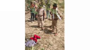 एत्मादपुर: गांव धौर्रा स्थित रेलवे लाइन के समीप जंगल में मिला एक व्यक्ति शव, पुलिस ने शव को कब्जे में लेकर पोस्टमार्टम के लिए भेजा