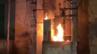 ਸੁਨਾਮ: ਸੁਨਾਮ ਪੁਰਾਣੇ ਪਟਵਾਰਖਾਨੇ ਦੇ ਬਾਹਰ ਨੇੜੇ ਸ਼ਹੀਦ ਉਧਮ ਸਿੰਘ ਦੇ ਜਦੀ ਘਰ ਬਿਜਲੀ ਟ੍ਰਾਂਸਫਾਰਮਰ ਨੂੰ ਲੱਗੀ ਅੱਗ,