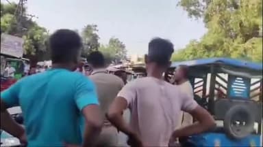 शाहजहांपुर: RC मिशन के रामबाग गौशाला के पास ई-रिक्शा चालक की पिटाई, नाराज चालक के बेटे ने पुलिस के सामने अपनी गर्दन पर मारा ब्लेड