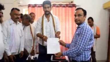 पीपलदा: इटावा क्षेत्र में बिजली समस्या को लेकर कांग्रेस कार्यकर्ताओं ने प्रदर्शन कर सहायक अभियंता को दिया ज्ञापन