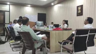 गंगापुर: कलेक्ट्रेट परिसर में डीएम डॉ गौरव सैनी की अध्यक्षता में  सार्वजनिक आवश्यक सेवाओं की समीक्षा बैठक आयोजित