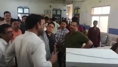 खरगौन: कसरावद में बस हादसे के बाद खरगोन जिला अस्पताल पहुंचे कलेक्टर, अधिकारियों को दिए निर्देश