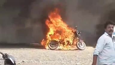 सीतामऊ: सीतामऊ रोड धुंधडका फंटे पर पेट्रोल पंप के सामने इलेक्ट्रिक बाइक में लगी अचानक आग