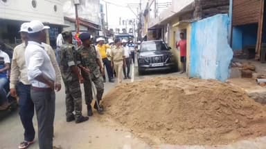 लोहरदगा: लोहरदगा नगर परिषद प्रशासन ने चलाया अतिक्रमण हटाओ अभियान, अतिक्रमण करने वाले से वसूला गया दंड शुल्क।