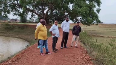 सेन्हा: मिट्टी मोरम पथ सहित संचालित योजना को बरसात से पूर्व पूरा करें, सेन्हा प्रखंड विकास पदाधिकारी संग्राम मुर्मू।