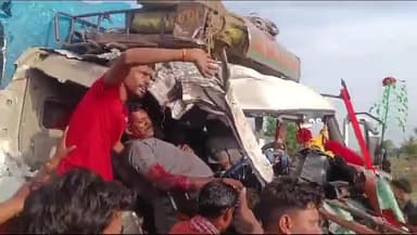 खरगौन: कसरावद में यात्री बस और ट्रक की हुई भिड़त में 2 की मौत व 27 लोग हुए घायल, घायल खरगोन जिला अस्पताल में भर्ती