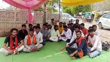 अजयगढ़: विश्व हिन्दू परिषद व बजरंग दल ने गौ तस्करों व अवैध वसूली को लेकर जयस्तंभ चौक पर दिया धरना, CMO को दिया ज्ञापन