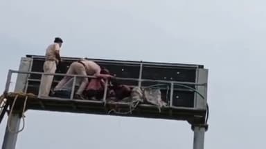 कांके: रांची रेलवे स्टेशन के पास इलेक्ट्रिक शॉक लगने से अर्ध बेहोशी की अवस्था में पड़े टेक्नीशियन को आरपीएफ ने बचाया