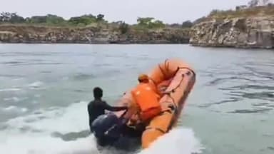 कांके: रांची के हिंदपीढ़ी थाना क्षेत्र का रहने वाला एक युवक नहाने के दौरान तुपुदाना स्थित ब्लू पौंड में डूबा, NDRF तलाश में जुट