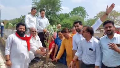 मंदसौर: नपा के स्वर्गीय अध्यक्ष प्रहलाद बंधवार की जन्म जयंती के अवसर पर ऋषियानंद कुटिया रोड पर किया गया पौधारोपण