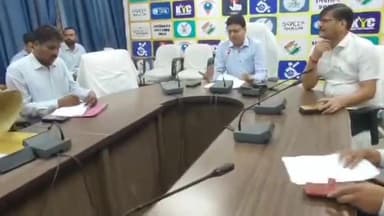 कांके: रांची स्थित समाहरणालय में उपायुक्त की अध्यक्षता में हुई राजस्व मामलों की समीक्षात्मक बैठक